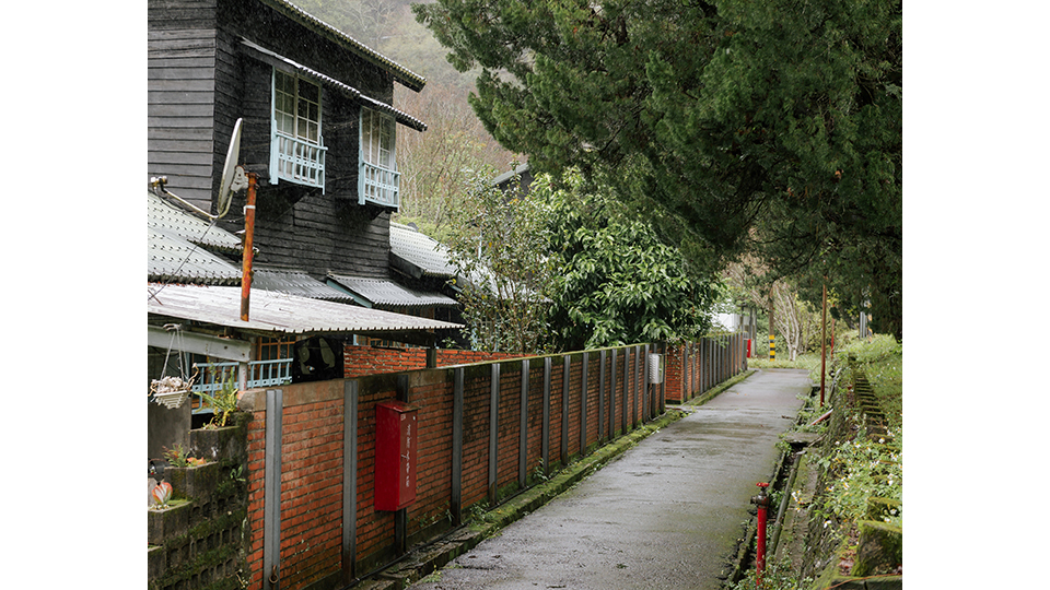 駐足在日式宿舍前、凝視街道，不禁令人想像過去人們生活的輪廓。